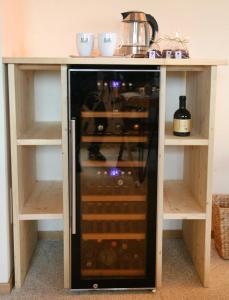 Un armario con una botella de vino. en Locanda Sensi, en Rivergaro