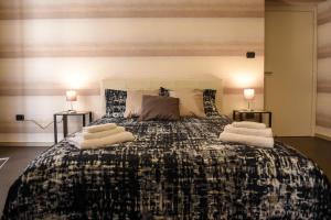 サレルノにあるIl Duomo Salernoのベッドルーム1室(大型ベッド1台、枕付)