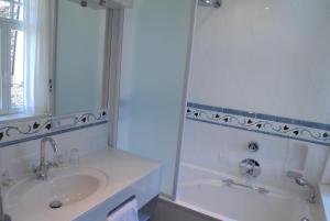 Een badkamer bij Les Tilleuls Hotel
