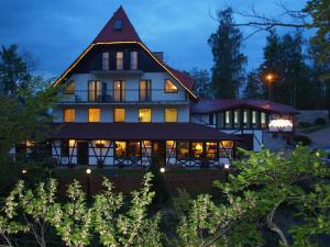 a large house at night with its lights on at Raad na Uroczysku in Szklarska Poręba