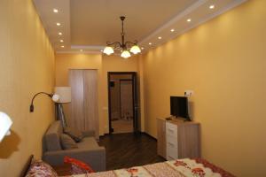 ゲレンジークにあるApartment on Turisticheskayaのベッドルーム(ベッド1台、テレビ、椅子付)