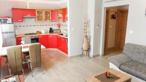 cocina y sala de estar con armarios rojos en Apartment Ana en Rovinj