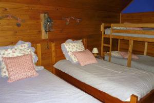 Le BezにあるL'Aster des Alpesのキャビン内のベッドルーム1室(二段ベッド2組付)