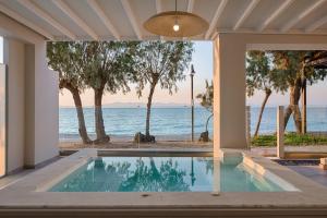 Bazén v ubytování Villa Di Mare Seaside Suites nebo v jeho okolí