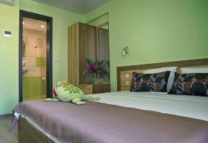 een slaapkamer met een bed met een knuffeldier erop bij Visito Aparthouse in Sofia
