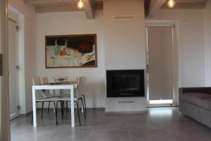 salon ze stołem i telewizorem w obiekcie Casa Vacanza Alba w mieście Sarzana