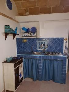 A kitchen or kitchenette at Monolocale Bianca
