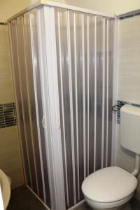A bathroom at Monolocale Bianca