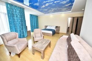 Hotel Skyline Batumi的休息区