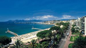 widok na miasto z portem i zbiornikiem wodnym w obiekcie Carrousel 4 w Cannes