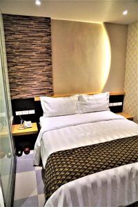 台北的住宿－大欣大飯店，酒店客房设有一张大床和一张书桌。