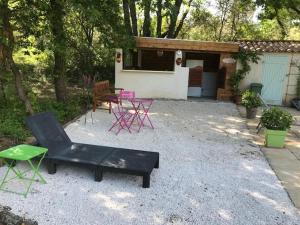 un gruppo di sedie e tavoli in un cortile di la campagne de Mari a Peyrolles-en-Provence