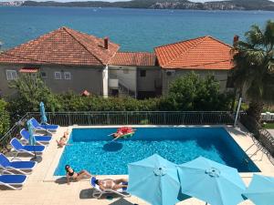 Bazén v ubytování Hotel Bavaria Trogir nebo v jeho okolí