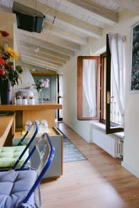Una sala de estar con una mesa y una ventana. en Attico dell'Artista, en Desenzano del Garda
