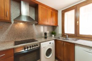 Kuchyň nebo kuchyňský kout v ubytování Lets Holidays apartment Tarull