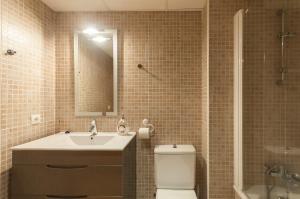 Koupelna v ubytování Lets Holidays apartment Tarull