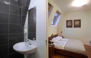 a bathroom with a sink and a bed at Floli Gasthuis in Volendam