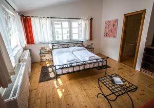 En eller flere senger på et rom på Hotel Leonardo