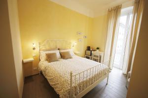 ein Schlafzimmer mit einem weißen Bett und einem Fenster in der Unterkunft The Old Station Rooms in La Spezia
