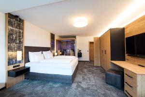 Giường trong phòng chung tại Arthur's Hotel und Apartments am Achensee