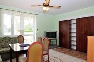 Μια τηλεόραση ή/και κέντρο ψυχαγωγίας στο Banana Apartment