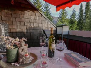 een tafel met een fles wijn en twee glazen bij Auszeit Schluchsee - Fewo Tanja - Oase der Stille - in Schluchsee