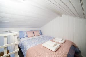 una camera da letto con un letto e due asciugamani di Casa com Alma Portuguesa @ Alfama a Lisbona