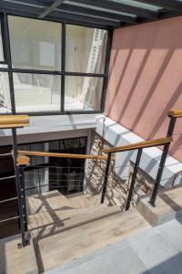 balkon z 2 krzesłami i kominkiem w obiekcie AllStar Boutique House in DownTown, direct connection with airport w Atenach