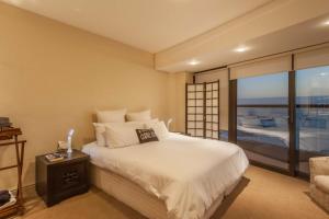 1 dormitorio con cama y ventana grande en Ocean View 201A, en Strand