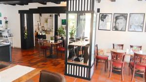ein Esszimmer mit einem Tisch und einigen Stühlen in der Unterkunft Hotel Stadt Soltau in Soltau