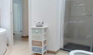 A bathroom at Appartamento tra mare e storia Még 17 kép