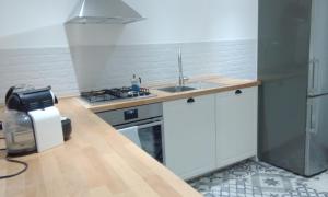 A kitchen or kitchenette at Appartamento tra mare e storia
