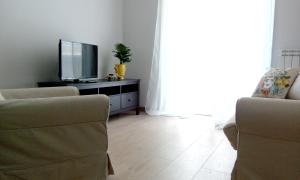 A television and/or entertainment centre at Appartamento tra mare e storia