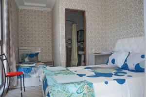 una camera con letto e specchio di Kutaisi Best Guest House a Kutaisi