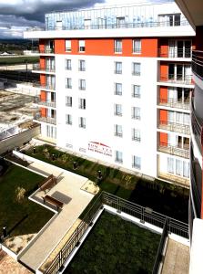 Budova, kde se aparthotel nachází + 2 fotografie