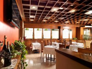 A restaurant or other place to eat at Hotel Al Pino Verde