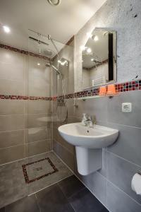 a bathroom with a sink and a shower at Appartementhaus Bergstraße in Prerow