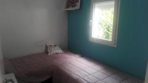 a bedroom with a pink bed and a window at Casa Castrelo in Retorta