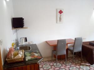 eine Küche mit einem Tisch, zwei Stühlen und einem Spülbecken in der Unterkunft Forty Three #3 in Victoria