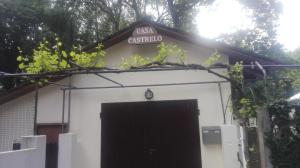a building with a black door and a sign on it at Casa Castrelo in Retorta