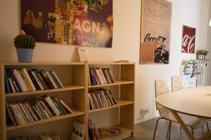 une étagère remplie de livres à côté d'une table dans l'établissement Soleluna Locazione Turistica, à Vérone