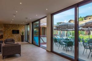 TV a/nebo společenská místnost v ubytování Le Torri Del Garda FamilySPA Resort