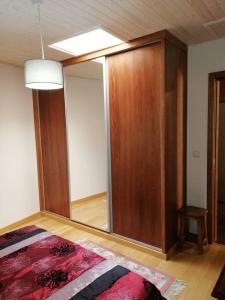 1 dormitorio con espejo grande y armario en Casa do Terreiro, en Macedo de Cavaleiros