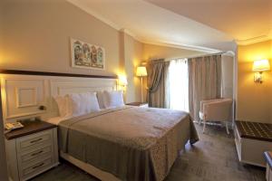 ダルヤンにあるDalyan Resort & Spaのベッドと窓が備わるホテルルーム