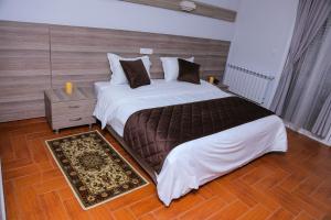 
سرير أو أسرّة في غرفة في L'ESCALE HOTEL
