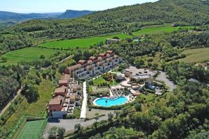 Uma vista aérea de Le Torri Del Garda FamilySPA Resort