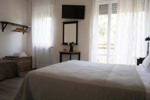- une chambre avec un lit blanc et une fenêtre dans l'établissement Soleluna Locazione Turistica, à Vérone