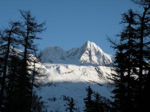 A general mountain view or a mountain view taken from Az apartmant