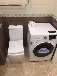 PushkinoにあるApartment on Prosveshcheniyaのバスルーム(洗濯機、トイレ付)