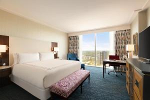 TV a/nebo společenská místnost v ubytování Fairmont Austin Gold Experience
